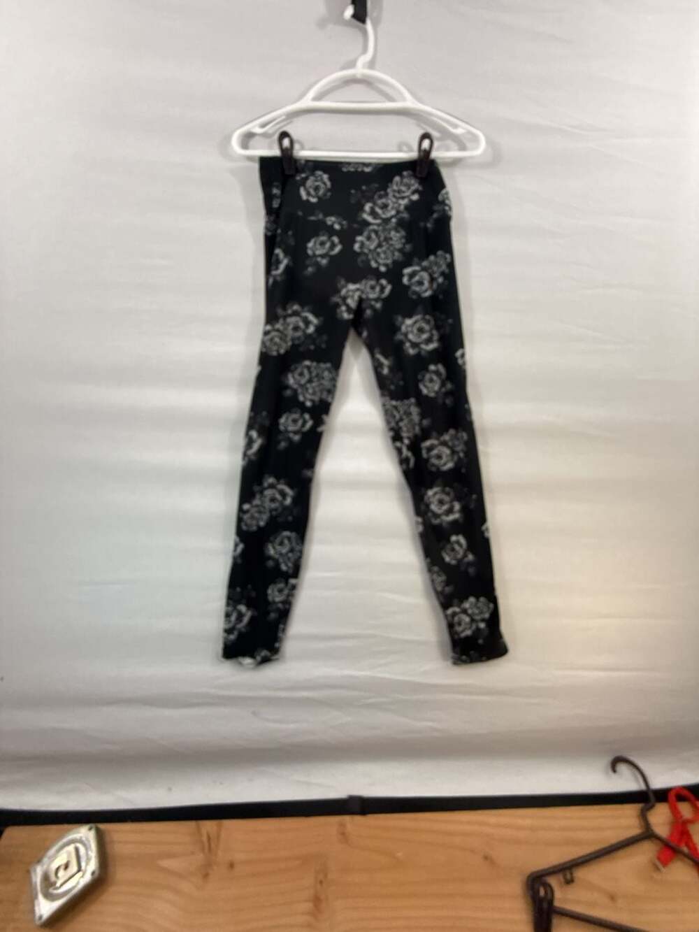 French Laundry Black and White Floral Rose Print Leggings Size M